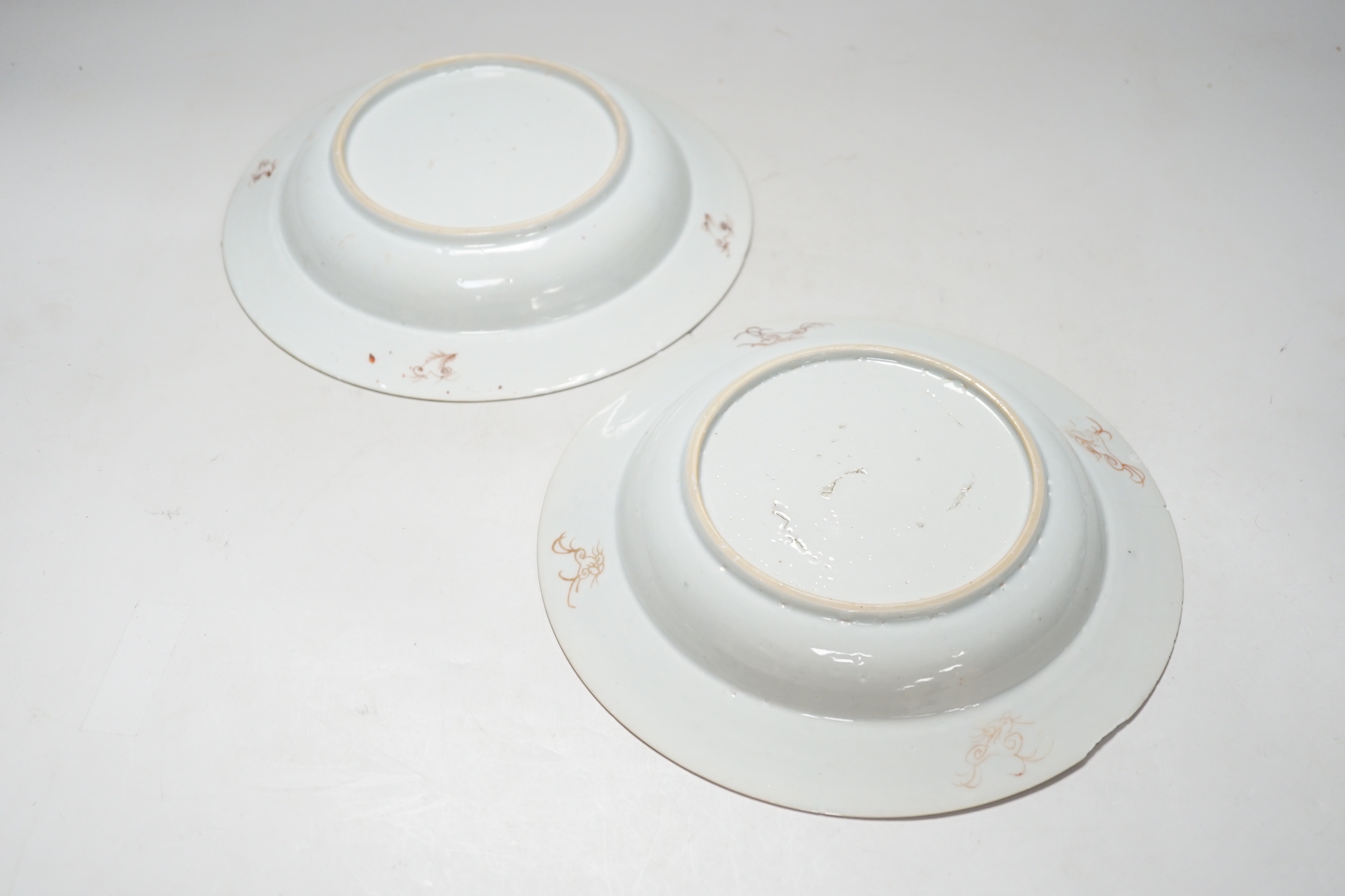 A pair of 18th century Chinese export famille rose plates, 22.5cm